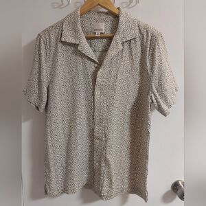 INDUSTRY Relaxed Short-Sleeve Button-Down Shirt in Cream with Geometric Print